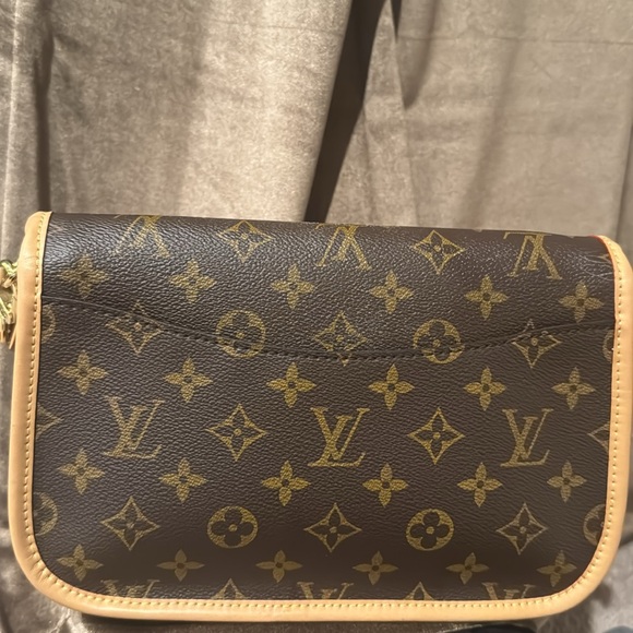 LOUIS VUITTON Diane Satchel - Picture 5 of 11